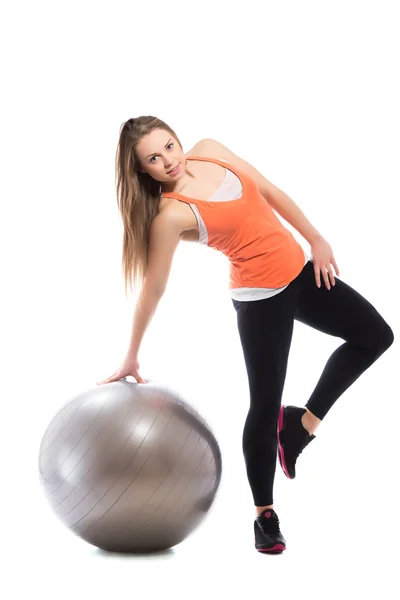Женщина делает упражнения на фитнес-мяч — стоковое фото