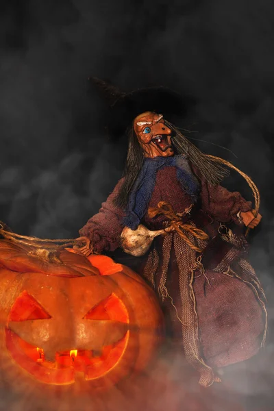 Dynie Halloween jack-o latarnia i czarownica — Zdjęcie stockowe