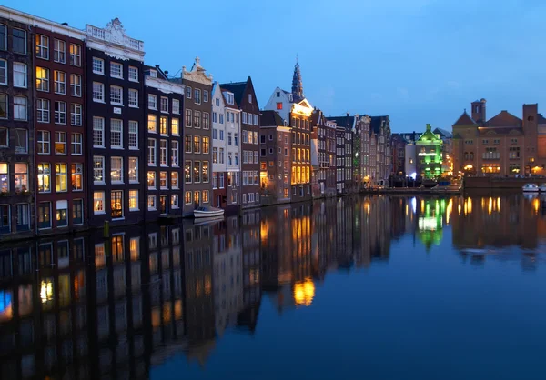 Buildings on canal in Amsterdam, Netherlands — Stock Photo, Image