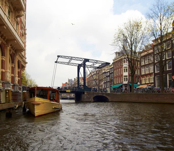 암스테르담의 운하 교량 스톡 이미지