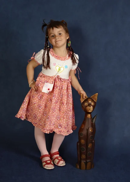 Retrato de linda menina no fundo azul — Fotografia de Stock