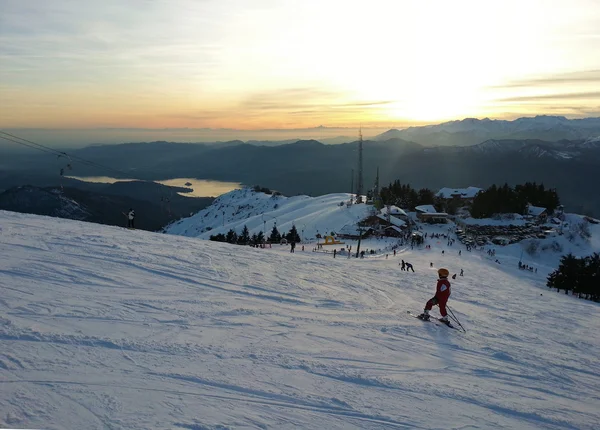 Junger skifahrer beim abfahren in den monterone alpen italien — Stockfoto