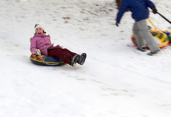 Mutlu genç kız aşağı kayan kar tüp — Stok fotoğraf
