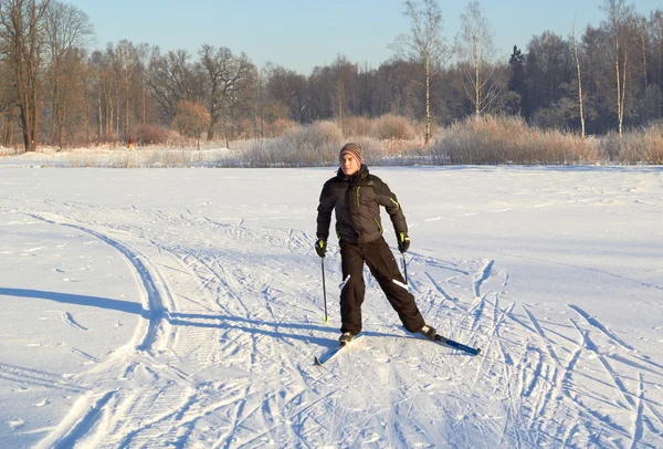 Menino esqui cross country no dia ensolarado de inverno — Fotografia de Stock