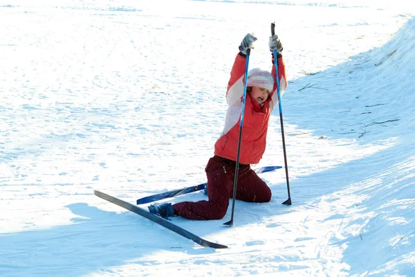 Giovane bellezza ragazza in piedi dopo goccia sulla neve mentre cieli — Foto Stock