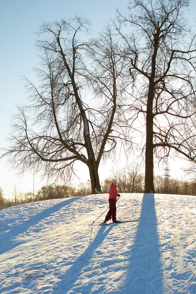 Mädchen genießt Langlauf bei sonnigem Wetter — Stockfoto