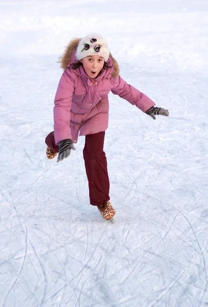 Jolie fille patinant sur la glace un jour d'hiver ensoleillé — Photo