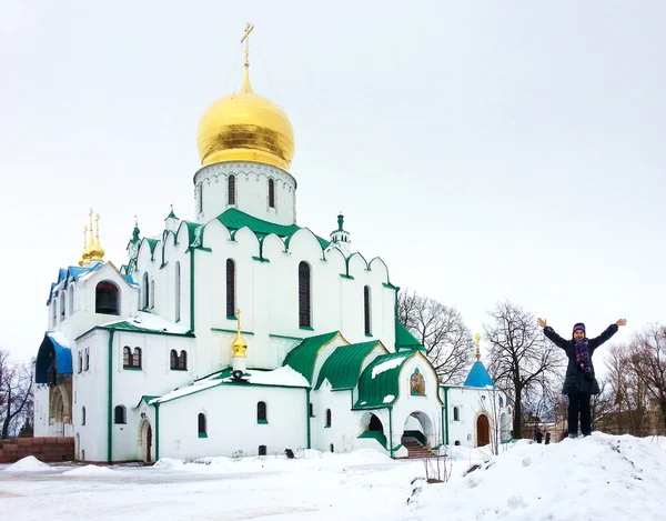 Κορίτσι λαμβάνουν εμφάνιση διασκέδαση κοντά Θεόδωρου Ορθόδοξης Ρωσικής Εκκλησίας στην ημέρα του χειμώνα — Φωτογραφία Αρχείου