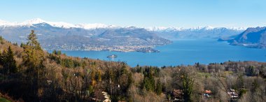 Açık mavi geniş Gölü - Varese, Lombardiya, İtalya Panoraması