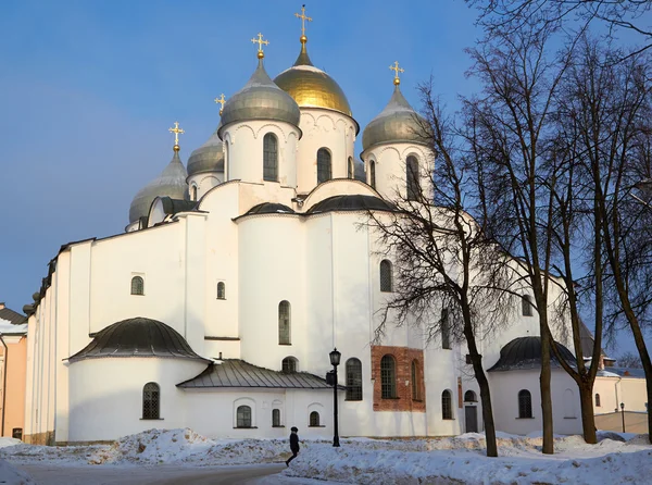 O mais velho na Catedral de São Sofia da Rússia. Veliky Novgorod no dia de inverno ensolarado — Fotografia de Stock