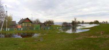 Bahar panorama sel bulutlu gün nehre ile