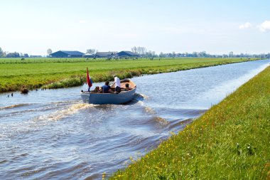 Hollanda kırsal kırsalında tipik mavi Motorlu tekne