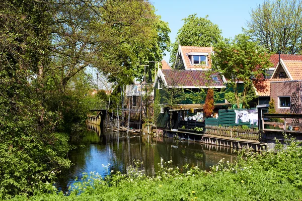 Pintoresco paisaje rural con casas típicas holandesas . — Foto de Stock