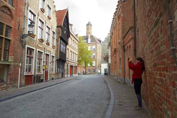 Donna turistica che scatta foto della città Bruges su gadget mobile, Belgio — Foto Stock