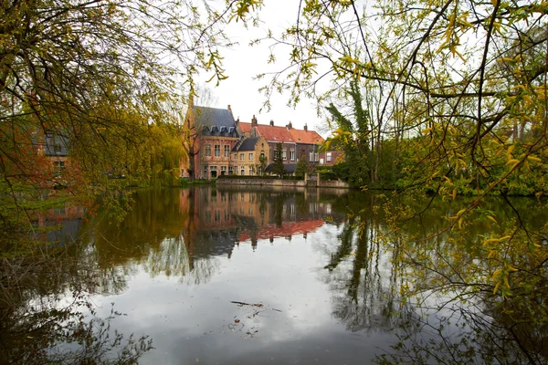 Lago d'amore con castello medievale a Bruges, Belgio — Foto Stock