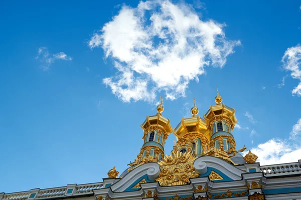 Goldene Kuppel des Katharinenpalastes vor hellem Himmel in Puschkin, Russland — Stockfoto