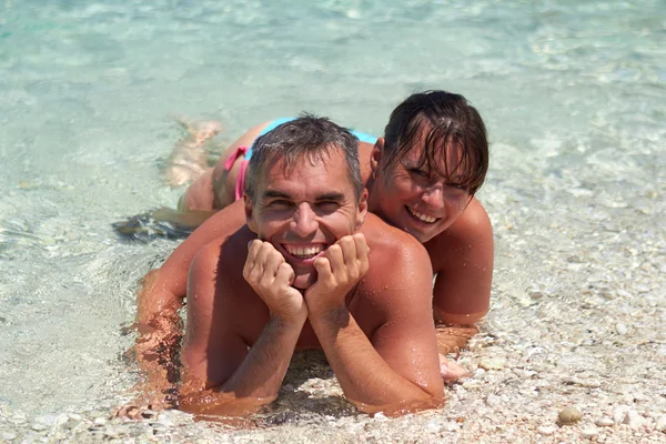 Portrait of cheerful couple in tropical sea — Stock Photo, Image