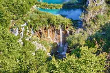 Plitvice Gölleri Milli Parkı'nda muhteşem manzarası. Hırvatistan parlak güneşli bir günde