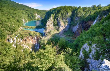 Plitvice Gölleri Milli Parkı'nda muhteşem manzarası. Hırvatistan parlak güneşli bir günde