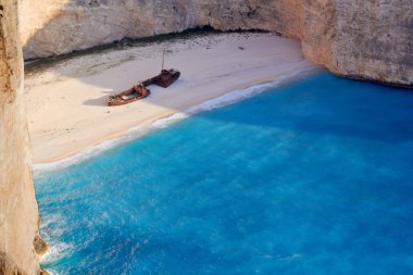 Kırık gemi Shipwrech koyunda. Navagio beach, Zakinthos, Yunanistan