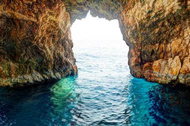 Parlak güneşli bir günde Zakinthos Yunanistan, mavi mağaralar