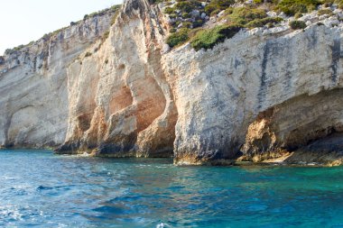 Parlak güneşli bir günde Zakinthos Yunanistan, mavi mağaralar