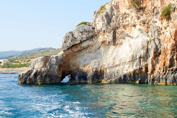 Parlak güneşli bir günde Zakinthos Yunanistan, mavi mağaralar — Stok fotoğraf