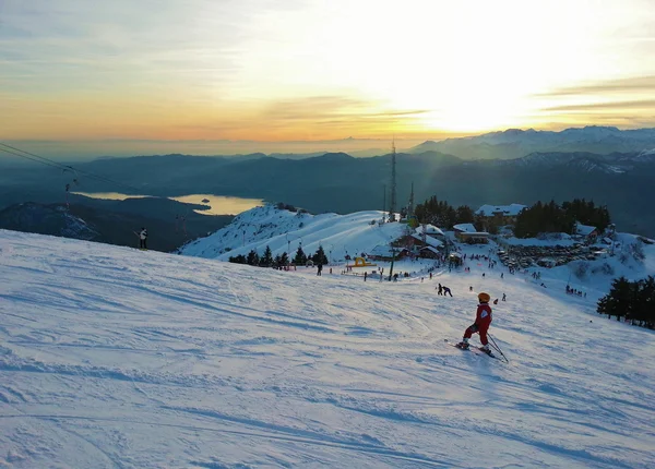 Joven esquiador descendiendo por la ladera en Mottarone Alpes Italia —  Fotos de Stock