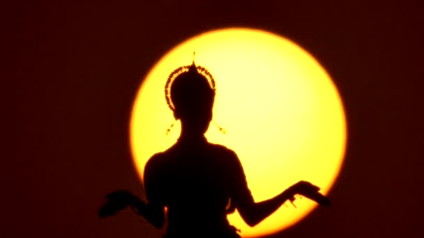 Silhouette fille danseuse orientale une danse sur le coucher du soleil — Video