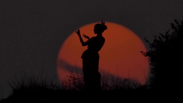 Silhouette Mädchen orientalische Tänzerin ein Tanz bei Sonnenuntergang — Stockvideo