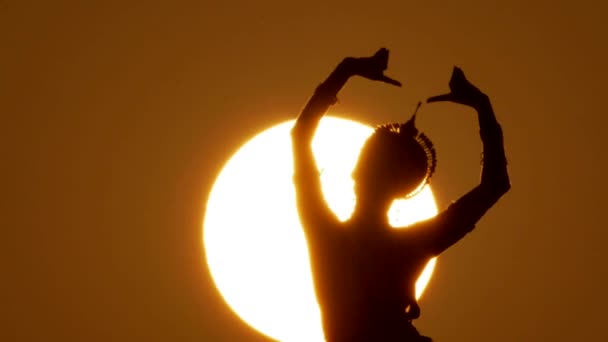 Silhouette girl oriental dancer a dance on sunset — Stock Video