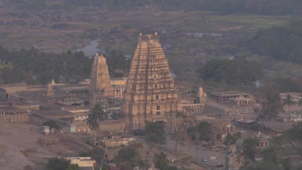 Dağ zirveleri ile Hampi manzaralar. Hampi, Karnataka, Hindistan. — Stok video