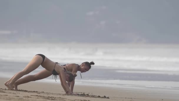 People practicing yoga — Stock Video