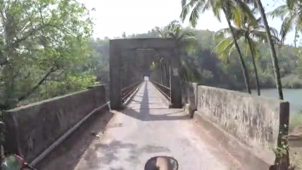 homme en cyclomoteur à travers le village 