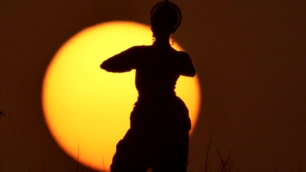 Silhueta menina oriental dançarina uma dança no por do sol — Vídeo de Stock