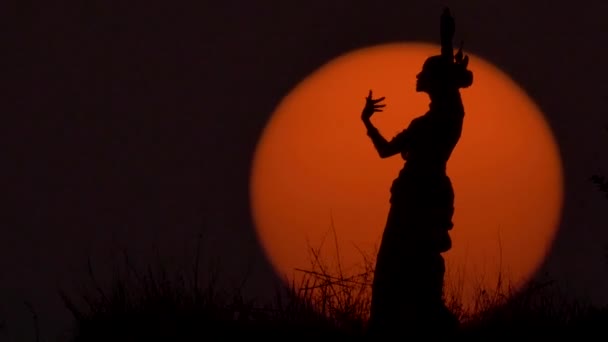 Silhouette girl oriental dancer a dance on sunset — Stock Video