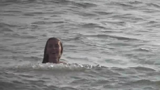 personnes pratiquant le yoga