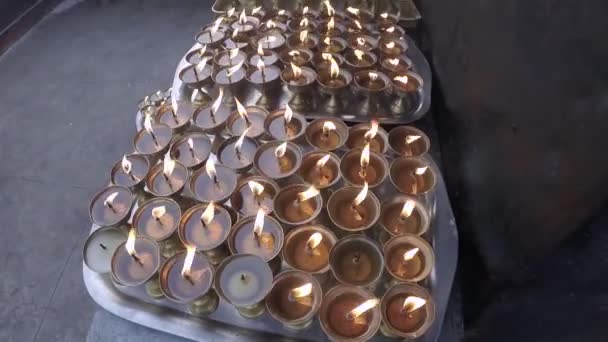 Candele che bruciano in un tempio buddista — Video Stock