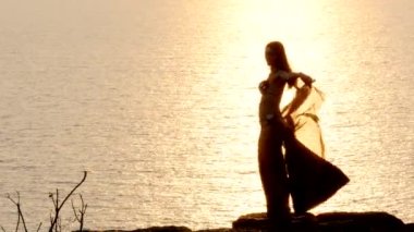 Günbatımında bir dansçı silüeti