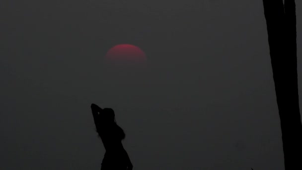 Silueta de una bailarina bailando al atardecer — Vídeos de Stock