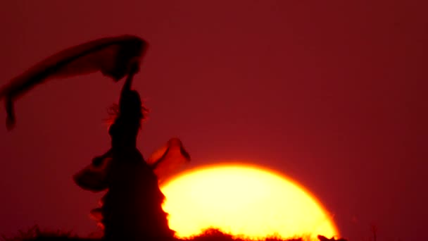 Silueta de una bailarina bailando al atardecer — Vídeos de Stock