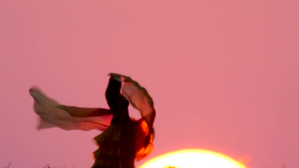 Silhouette di una ballerina che balla al tramonto — Video Stock