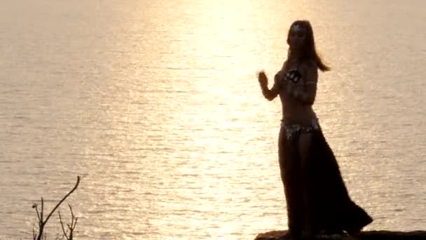 Silueta tanečnice tančí při západu slunce — Stock video