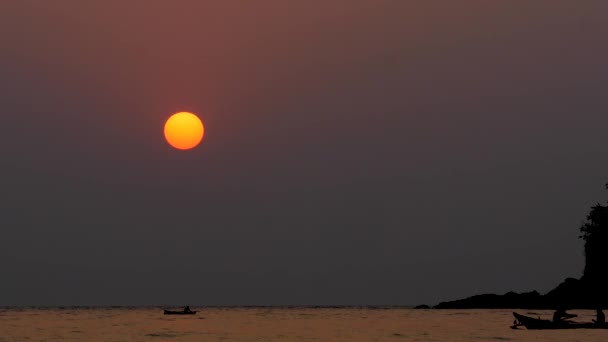 Φωτεινό ηλιοβασίλεμα κάτω από τη θάλασσα — Αρχείο Βίντεο