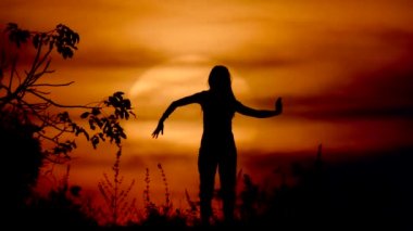 Deniz günbatımı keyfi mutlu özgür bir kadın. gün batımı, sunrise sun avuç kontrast