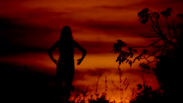 Mujer feliz y libre disfrutando en Sea Sunset. Silueta contra el atardecer, amanecer Sol en la palma — Vídeo de stock