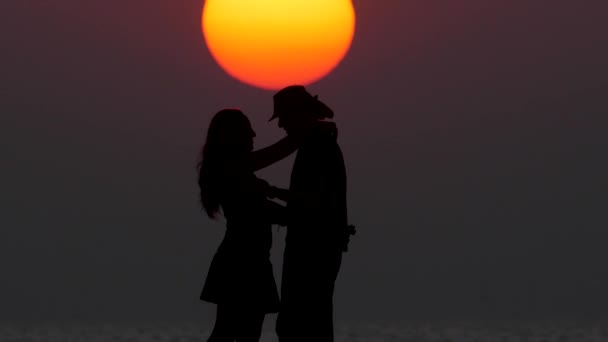 Silhouette d'un couple dansant — Video