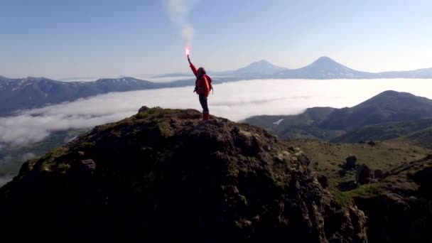 Vrouw op de top van de berg en falshfeer. — Stockvideo