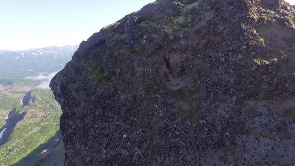 Woman with backpack on peakl. — Stock Video