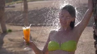 Genç ve güzel kadın duşta